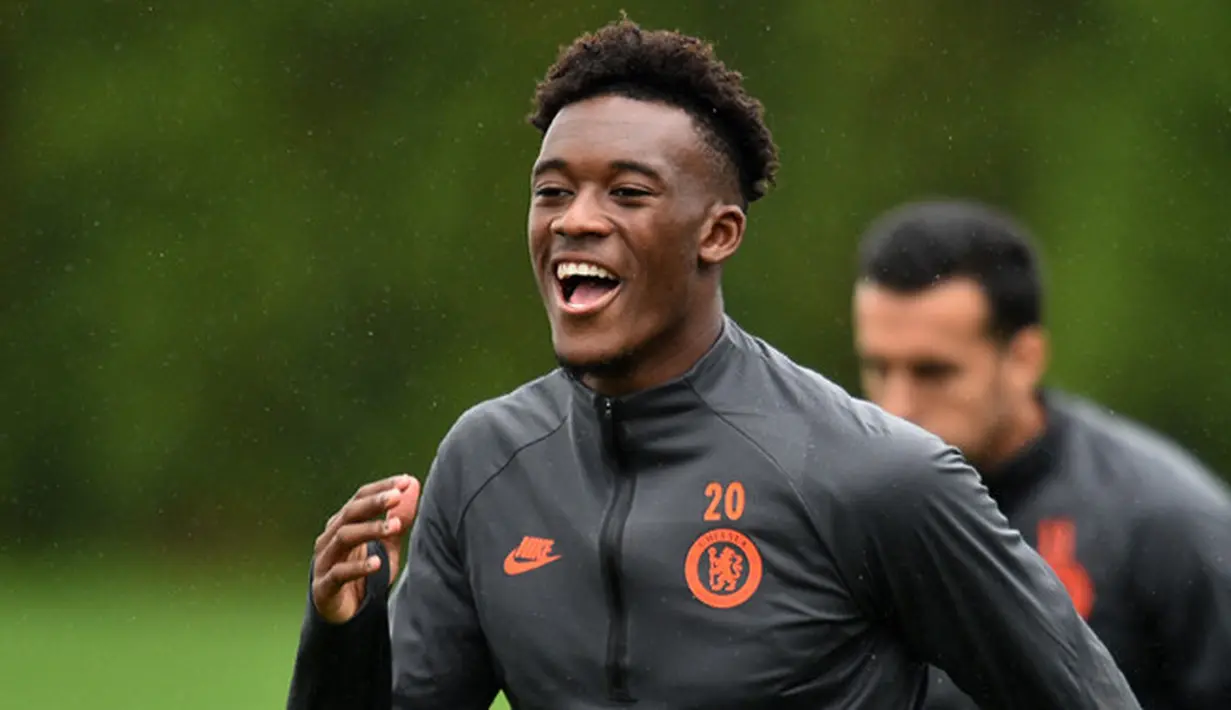 Gelandang Chelsea, Callum Hudson-Odoi tertawa saat melakukan pemanasan Cobham Chelsea di Stoke D'Abernon, London (1/10/2019). Chelsea akan bertanding melawan wakil Prancis, Lille pada grup H Liga Champions. (AFP Photo/Glyn Kirk)