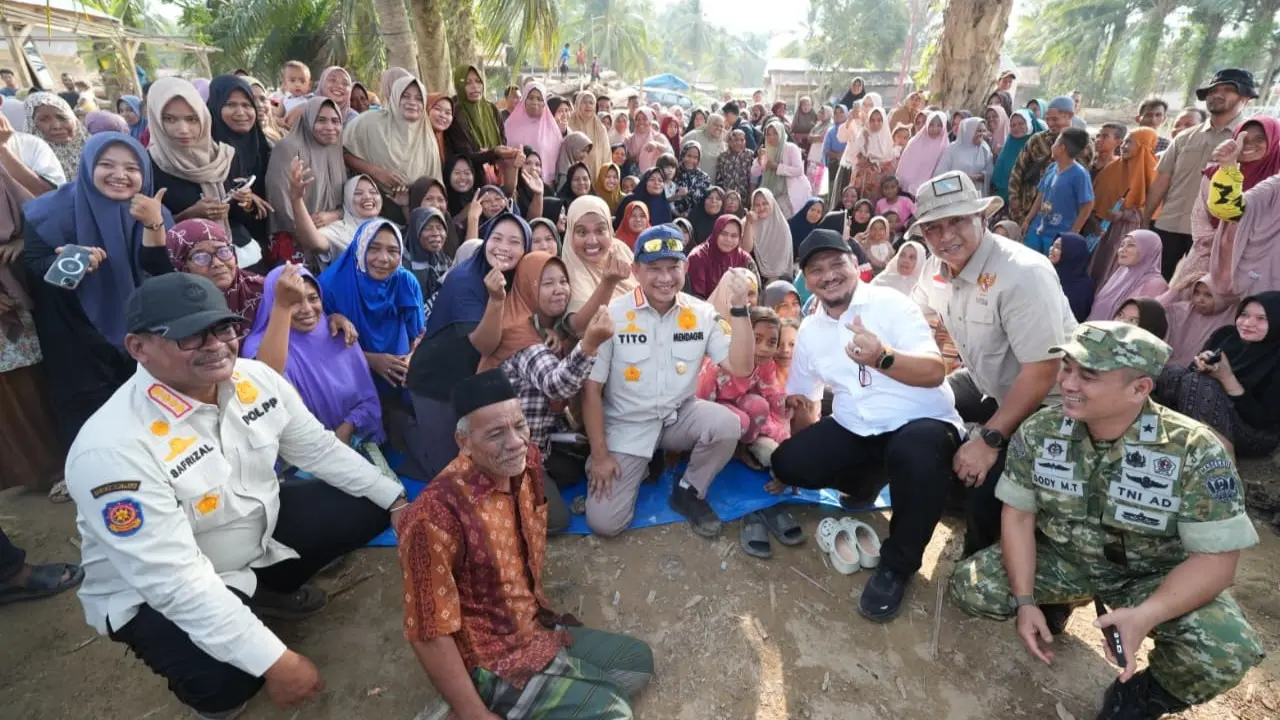 Kasatgas PRR Muhammad Tito Karnavian di Desa Sekumur, Kecamatan Sekerak, Kabupaten Aceh Tamiang, Aceh, bersama para warga untuk mendengar masukan dan harapan.