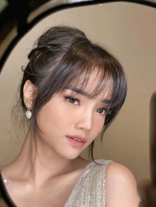 Fuji tampil flawless dengan makeup bernuansa kecokelatan yang lembut. [Foto: Instagram/fuji_an]