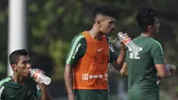 Pemain Timnas Indonesia U-22, Rifal Lastori, melepas dahaga saat latihan di Lapangan ABC Senayan, Jakarta, Senin (7/1). Latihan ini merupakan persiapan jelang Piala AFF U-22. (Bola.com/Vitalis Yogi Trisna)