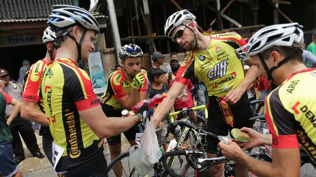 Tour de Singkarak 2015: Kala Pebalap Bule ini Jajan di Warung