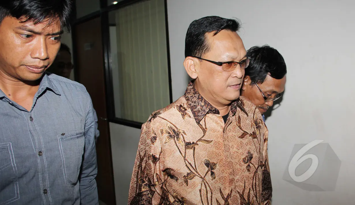 Terdakwa kasus dugaan korupsi simulator SIM yang juga mantan Wakil Kepala Korlantas, Brigjen Pol Didik Purnomo (tengah) seusai menjalani sidang pembacaan tuntutan oleh JPU KPK di Pengadilan Tipikor, Jakarta, Senin (16/3/2015). (Liputan6.com/Helmi Afandi)