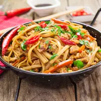 ilustrasi mie goreng sayur lo mien/Ramon grosso dolarea/Shutterstock