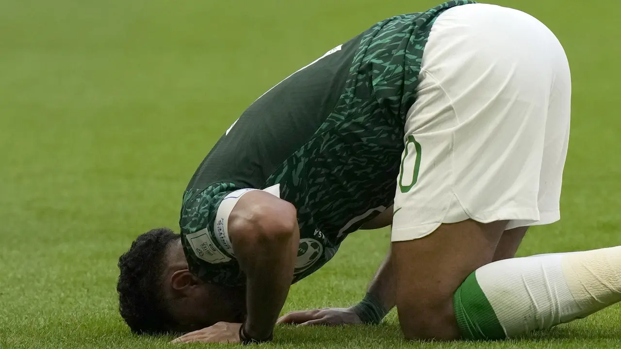 Pemain Timnas Arab Saudi Sujud Syukur