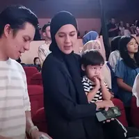 Kebersamaan Baim Wong dan Paula Verhoeven saat acara kelulusan di sekolah Kiano. (Tangkap layar YouTube Baim Paula)