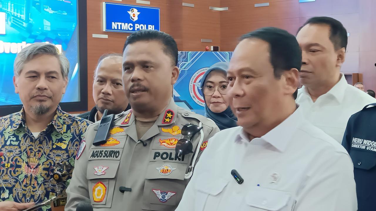 Jurus Jitu Jenderal Polisi Bintang Dua Cegah Kendaraan Overload Lalu Lalang di Jalan Raya