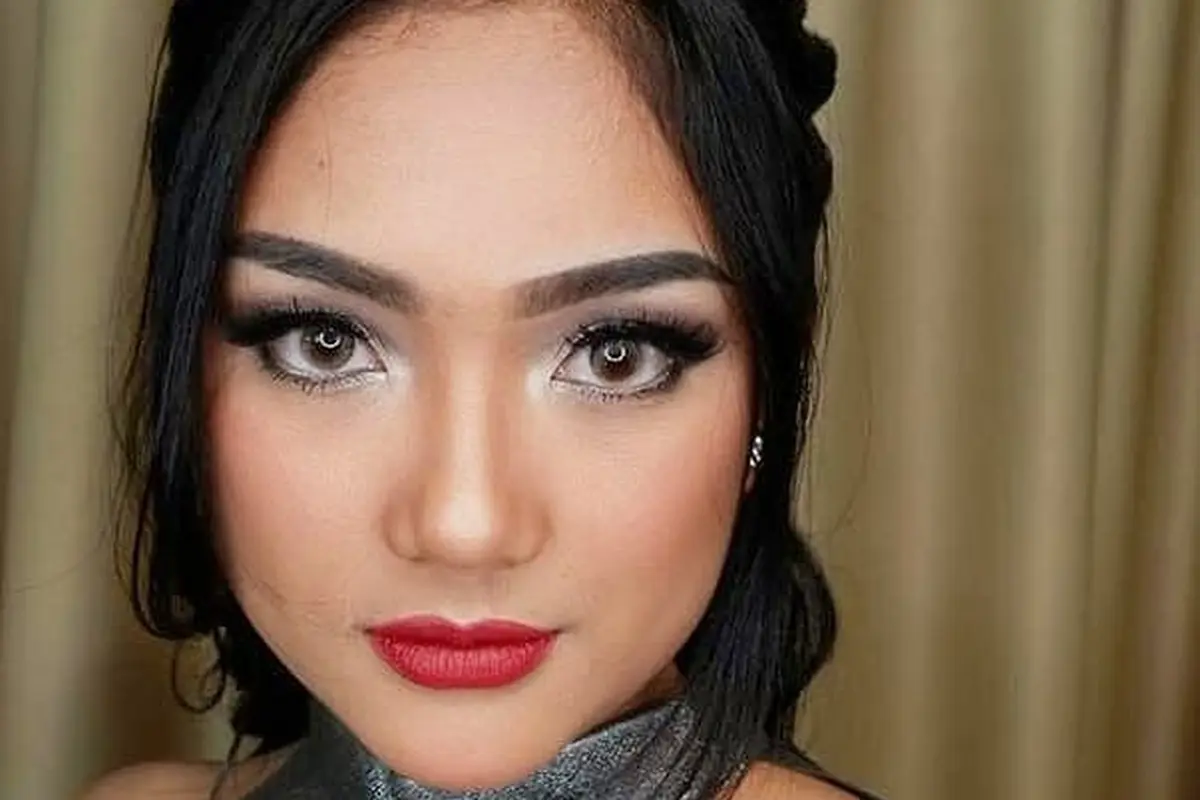[Bintang] Lipstik Merah yang Imut Sampai Seksi Ala Marion Jola, Cantik yang Mana?