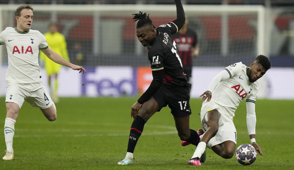 Pemain AC Milan, Rafael Leao, berebut bola dengan pemain  Tottenham Hotspur, Emerson Royal, pada leg pertama babak 16 besar Liga Champions 2022/2023 yang berlangsung di San Siro, Rabu (15/2/2023). (AP Photo/Luca Bruno)