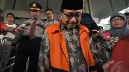 Mantan Sekjen Kementerian ESDM, Waryono Karno, usai menjalani pemeriksaan penyidik KPK, Jakarta, Selasa (6/1/2015). (Liputan6.com/Miftahul Hayat)
