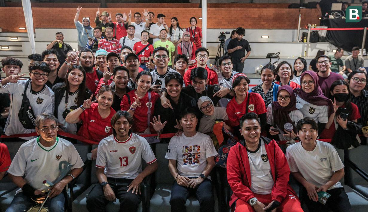 Mantan pelatih Timnas Indonesia, Shin Tae-yong (tengah) bersama mantan pemain Timnas Indonesia, Budi Sudarsono dan Valentino Simanjuntak berfoto bersama dengan para penonton setelah nonton bareng laga lanjutan Putaran Ketiga Kualifikasi Piala Dunia 2026 melawan Australia di daerah sekitar Setiabudi, Jakarta Pusat, Kamis (20/03/2025) sore WIB. (Bola.com/Bagaskara Lazuardi)
