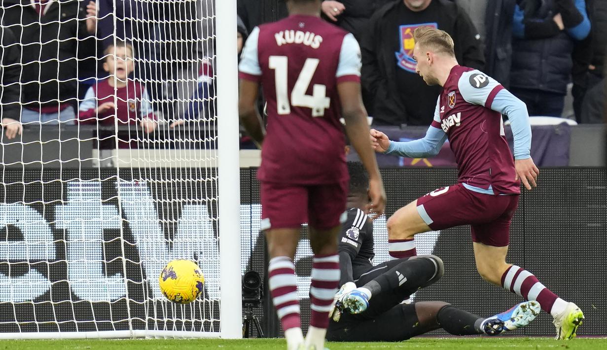 Striker West Ham United, Jarrod Bowen (kanan) mencetak gol pertama timnya ke gawang Manchester United pada laga pekan ke-18 Liga Inggris 2023/2024 di London Stadium, London, Sabtu (23/12/2023). (AP Photo/Kirsty Wigglesworth)