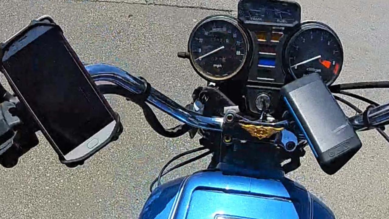 Ilustrasi pemasangan handphone di stang motor (Jalopnik/Mercedes Streeter)
