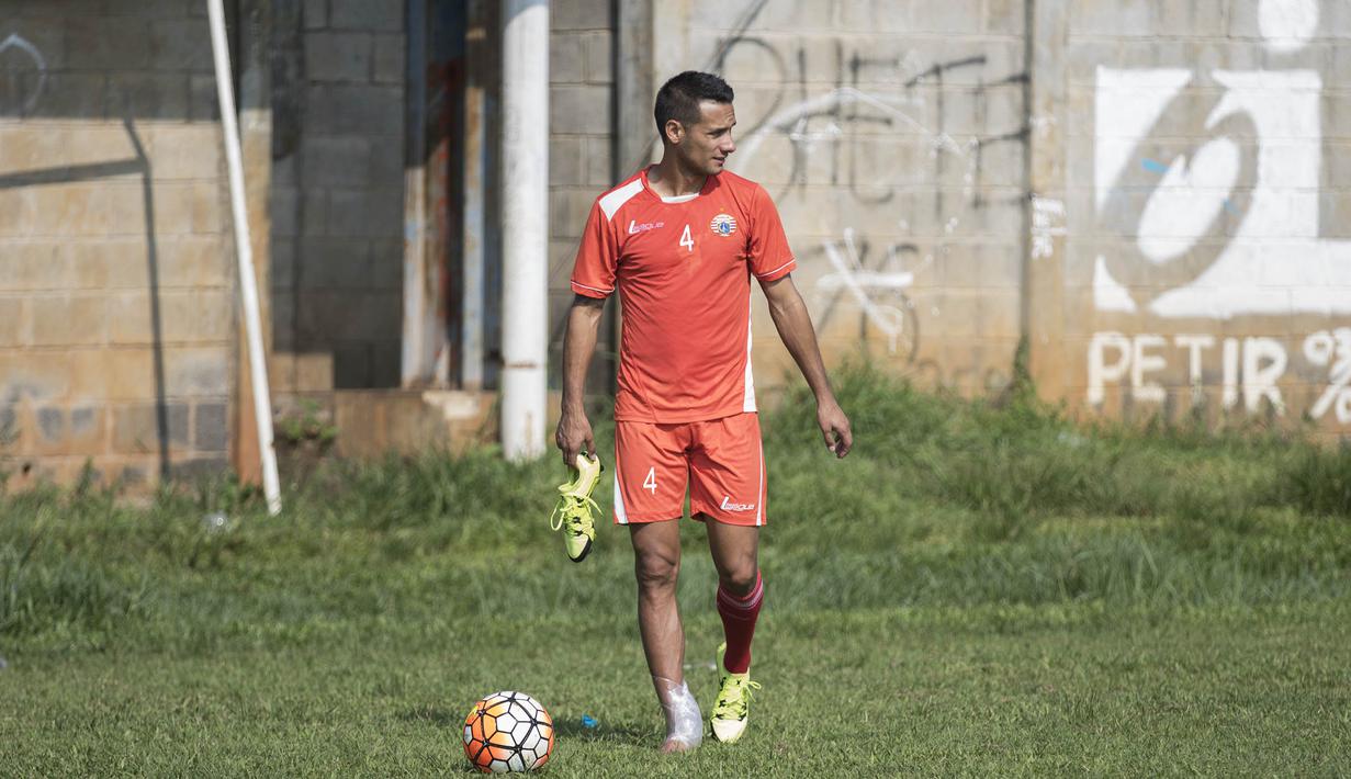 Pemain Persija, Raphael Maitimo masih cedera engkel kanan saat latihan jelang babak 8 besar Piala Jenderal Sudirman di Lapangan Sawangan, Depok, Jawa Barat, Senin (7/12/2015). (Bola.com/Vitalis Yogi Trisna) 