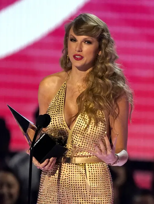 Taylor Swift menerima penghargaan untuk album pop favorit untuk "Red (Taylor's Version)" di American Music Awards di Microsoft Theater di Los Angeles pada Minggu, 20 November 2022. Taylor Swift jadi musisi yang paling banyak menerima piala penghargaan di AMA 2022. (AP Photo/Chris Pizzello)