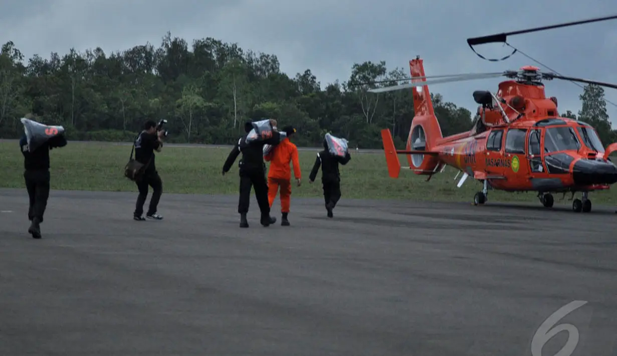 Tim SAR gabungan bersiap melakukan evakuasi korban pesawat AirAsia QZ8501 pada hari keempat di Lanud Iskandar, Pangkalan Bun, Kalteng, Rabu (31/12/2014). (Liputan6.com/Miftahul Hayat)