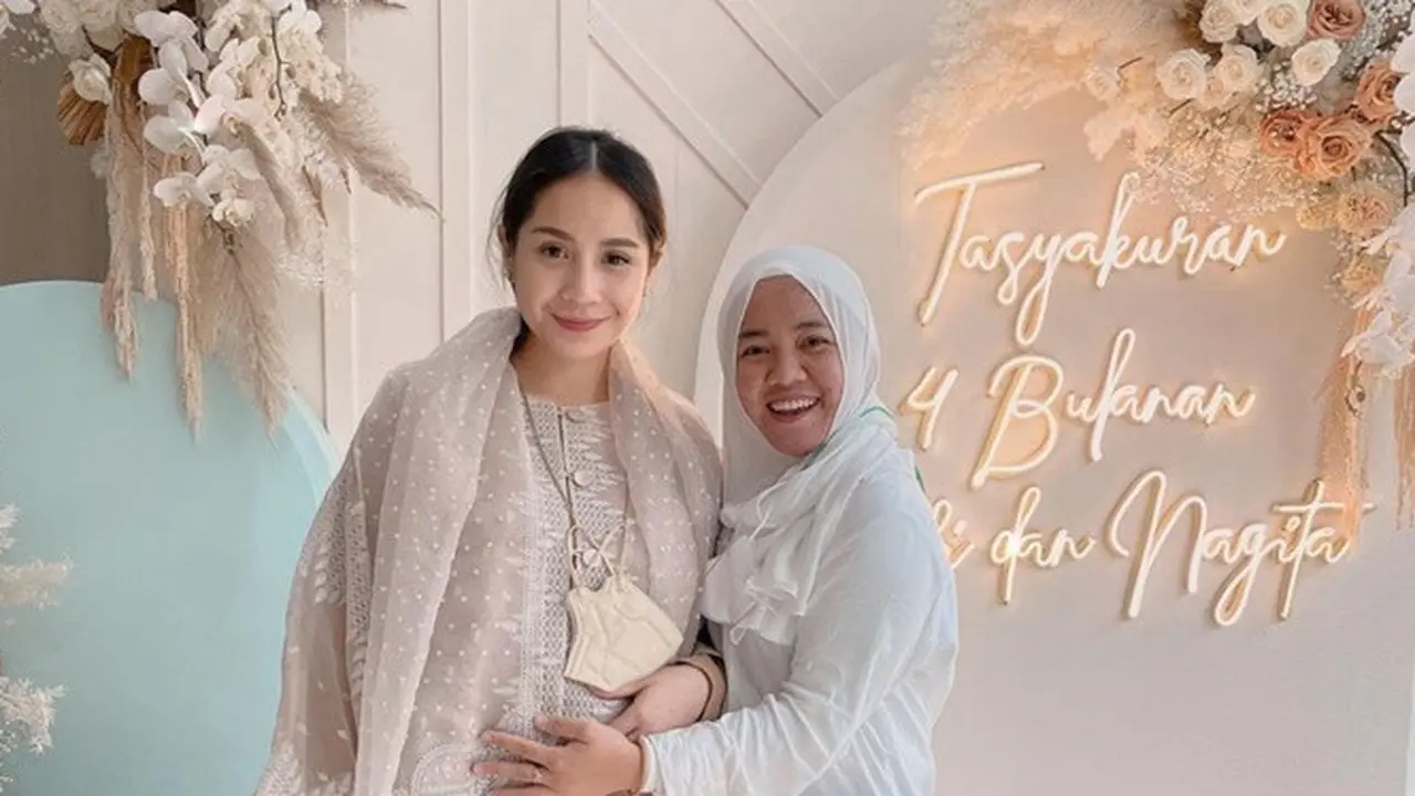 6 Potret Kedekatan Nagita Slavina dan Lala Pengasuh Rafathar, Bak Keluarga