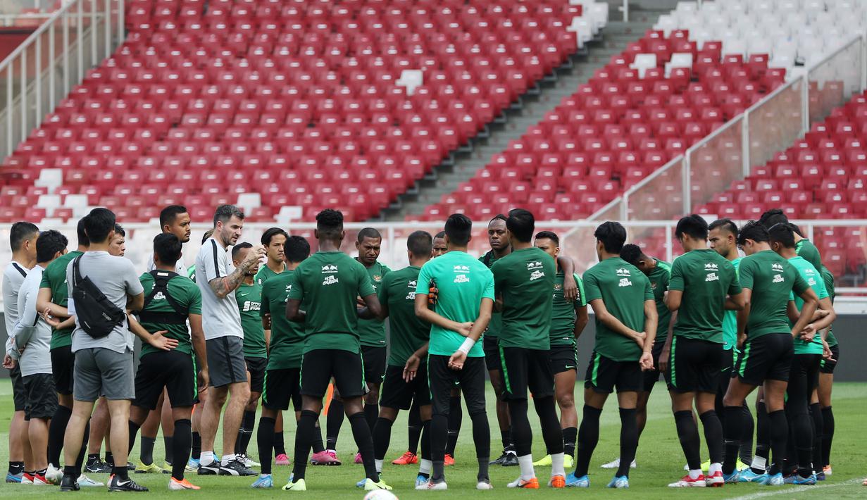 Pelatih Timnas Indonesia, Simon McMenemy, memberikan arahan saat latihan jelang laga kualifikasi Piala Dunia 2022 di SUGBK, Jakarta, Minggu (8/9). Indonesia akan berhadapan dengan Thailand. (Bola.com/M Iqbal Ichsan)