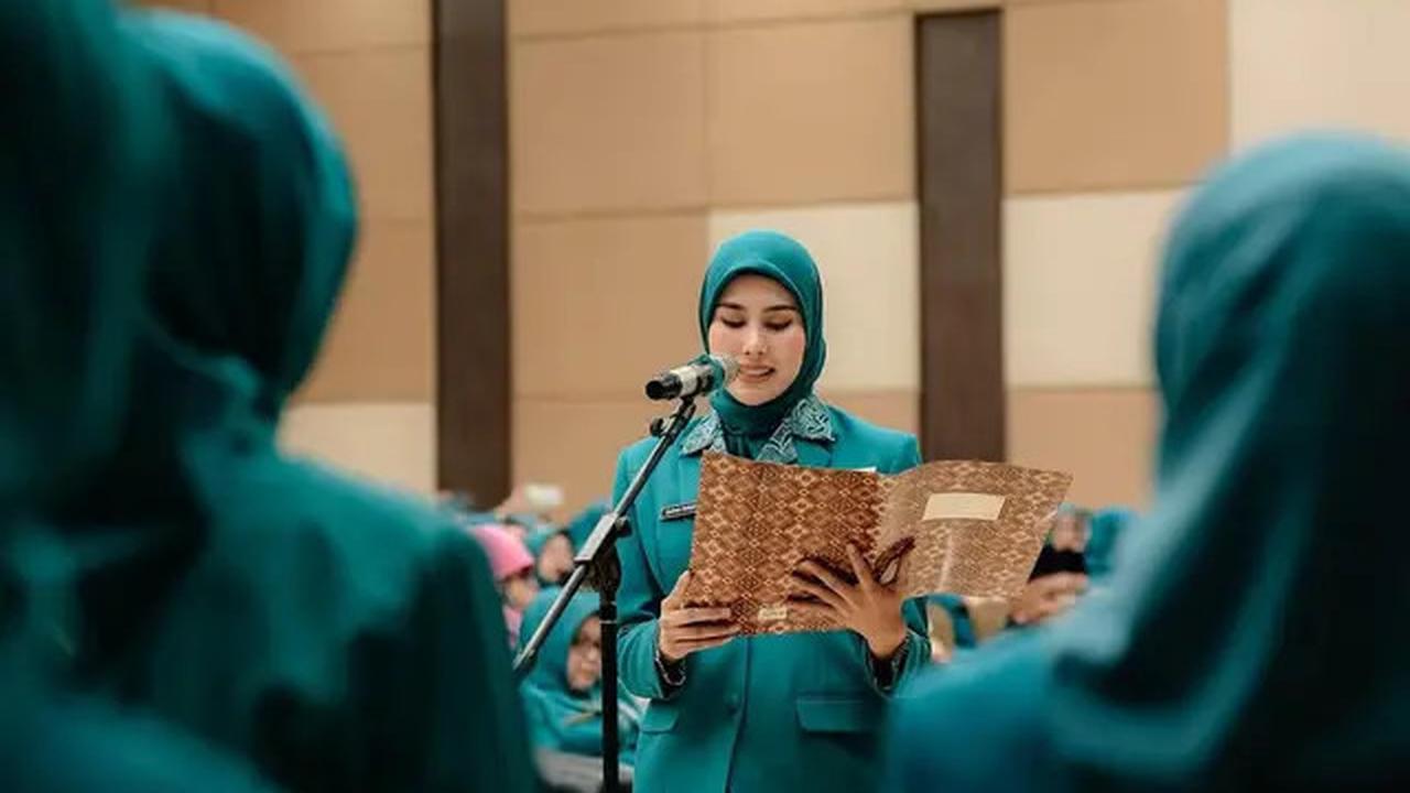 7 Outfit Ibu Pejabat Berhijab ala Syahnaz Sadiqah di 2025, Berwibawa dan Elegan