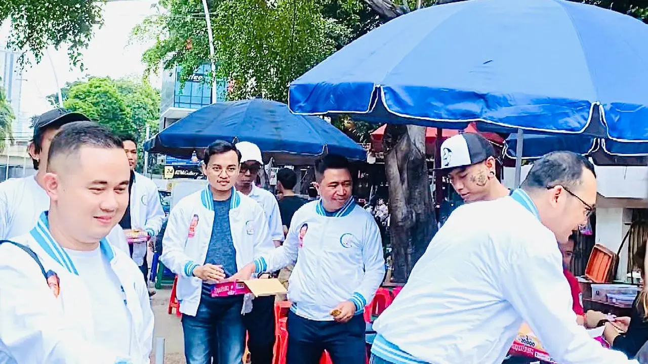 Relawan pasangan capres dan cawapres nomor urut 02 Prabowo Subianto-Gibran Rakabuming Raka yang bernama Rampai Nusantara menginisiasi gerakan hari kasih suara untuk Prabowo-Gibran dengan membagikan ribuan cokelat ke masyarakat di seluruh Indonesia.