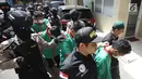 Petugas mengawal tersangka saat menggelar rilis pengungkapan 1,3 ton ganja di Polres Jakarta Barat, Kamis (4/1). Dalam penyelundupan tersebut, petugas berhasil menyita 1,3 ton ganja  dengan enam orang tersangka. (Liputan6.com/Arya Manggala)