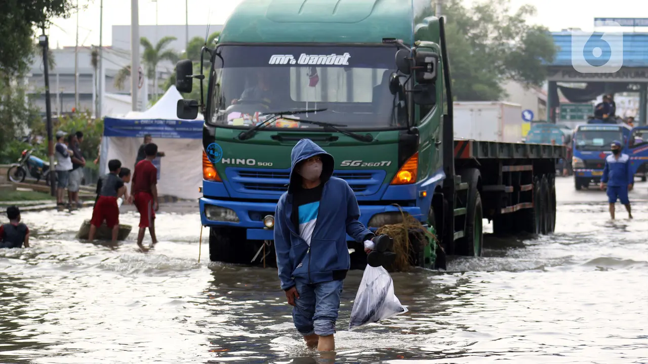 FOTO: Banjir Rob Masih Genangi Pelabuhan Muara Baru