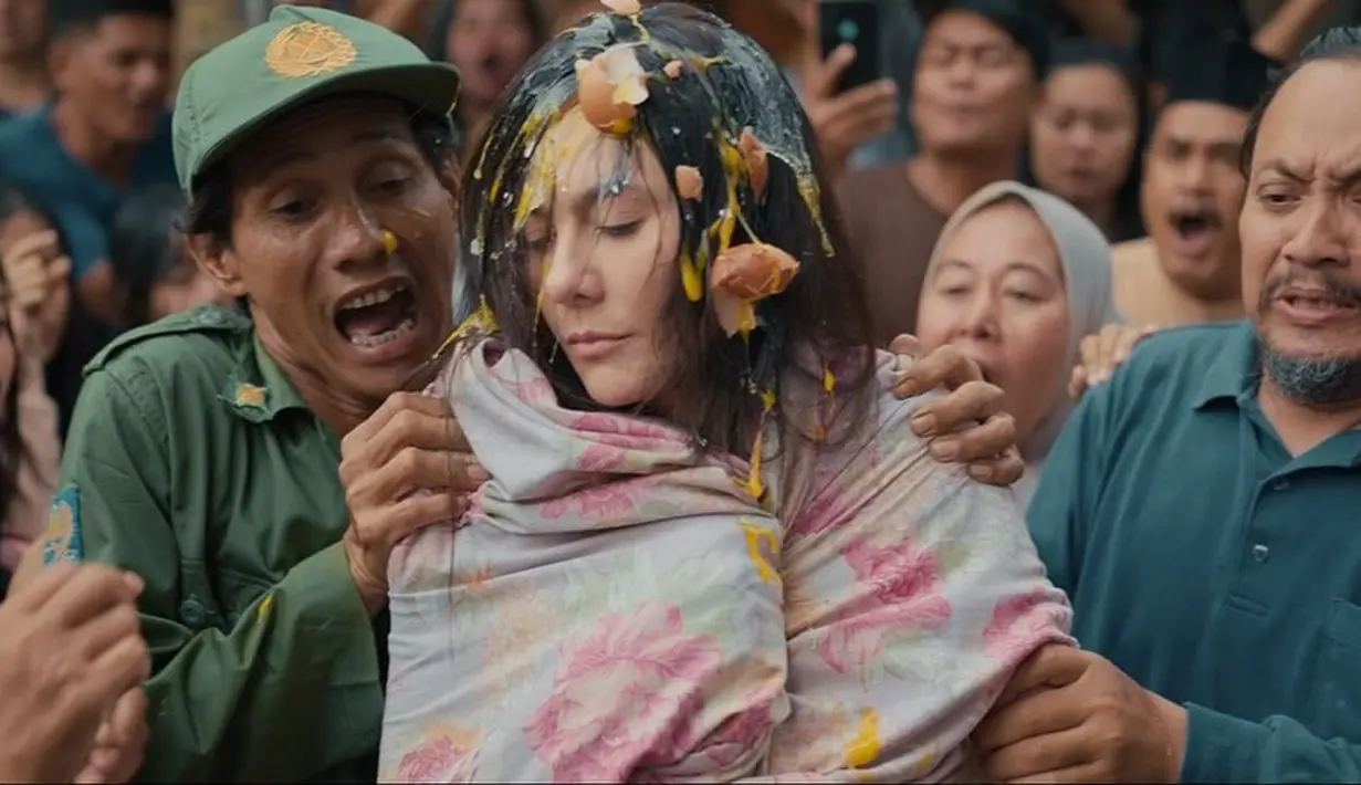 Teaser foto dan trailer yang telah dirilis menunjukkan kemiripan yang mencolok antara para pemain dan tokoh aslinya. Ekspresi Wulan Guritno sebagai Rihanah, dinilai sangat mirip dengan sosok aslinya. Ekspresi wajah Wulan Guritno yang murung dan dahi berkerut dalam salah satu foto teaser memicu berbagai komentar di media sosial. Salah satu cuplikan trailer bahkan menampilkan adegan Wulan Guritno dilempari telur, menambah intrik dan ketegangan dalam cerita. (Liputan6.com/IG/@tissabiani)