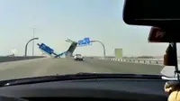 Truk  Menghantam Rambu Jalan Raya