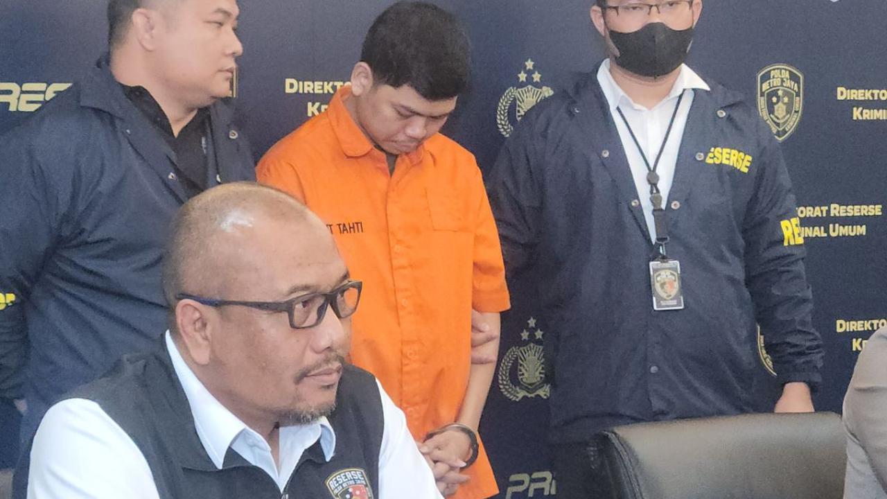 Selama ditampilkan ke publik, YA hanya tertunduk, dengan kondisi tangan diborgol oleh penyidik Subdit Jatanras Polda Metro Jaya.