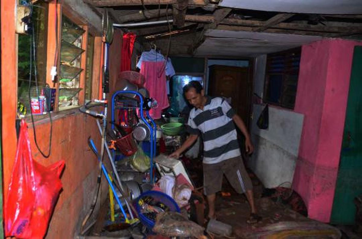 Tembok STIE PBM ambruk timpa 4 rumah warga