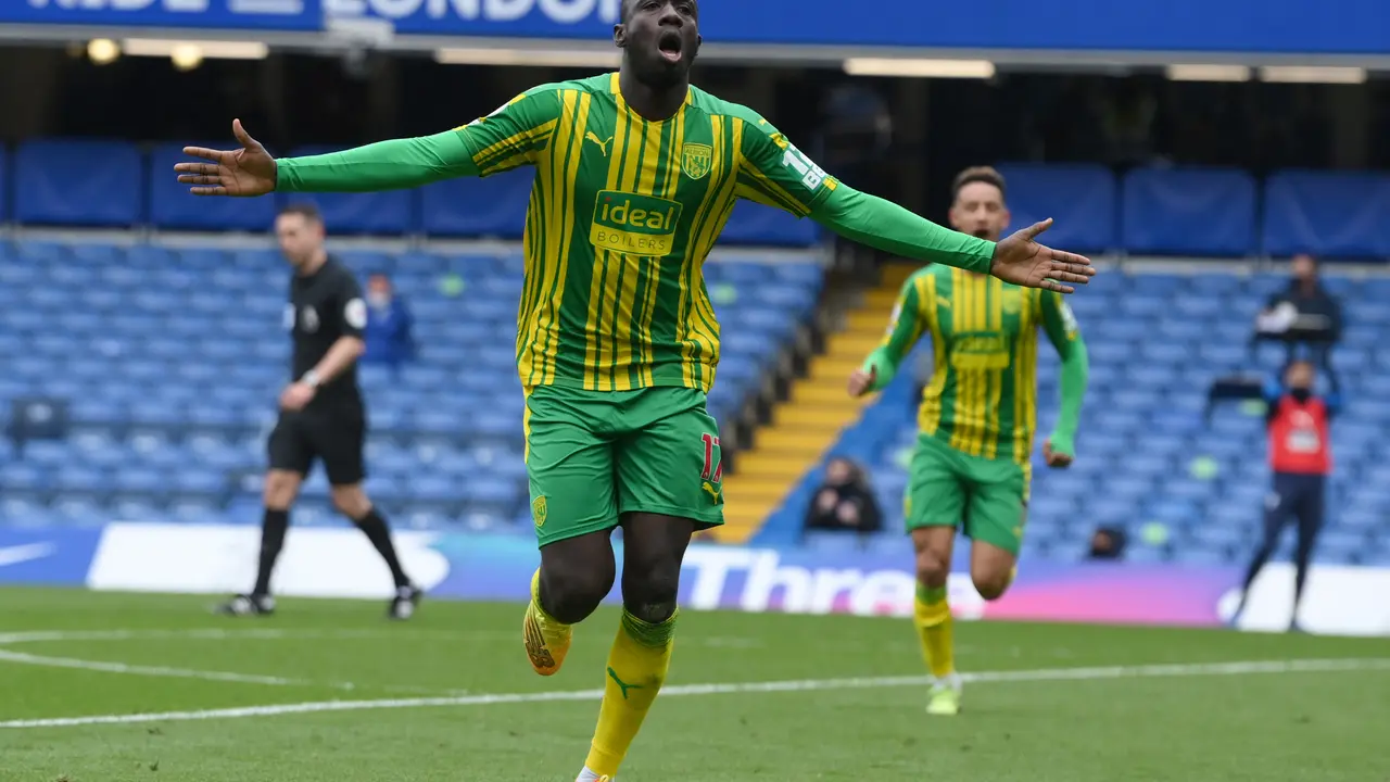 Pemain WBA Mbaye Diagne menjebol gawang Chelsea