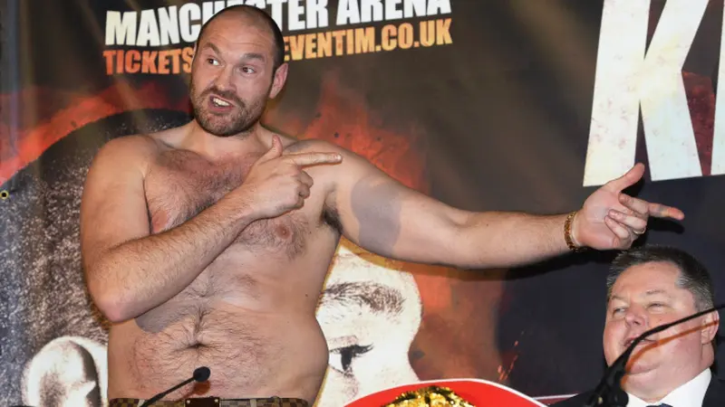 Sindir Klitschko, Tyson Fury Pamer Perut Gendut Saat Jumpa Pers 