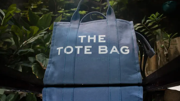 Marc Jacobs Hadirkan Outfit Esensial Penuh Warna di The Color Collection