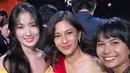 Bahkan saat mengabadikan momen bersama beberapa aktris Asia. Seperti salah satunya bintang Lovely Runner, Kim Hye Yoon. Aura kecantikan Dian tetap terpancar. [@therealdisastr].