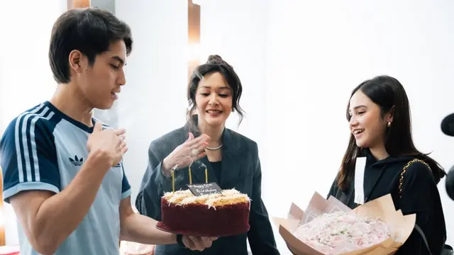 Syifa Hadju Berikan Kejutan Ulang Tahun Maia Estianty pakai tas Dior. [@maiaestiantyreal]