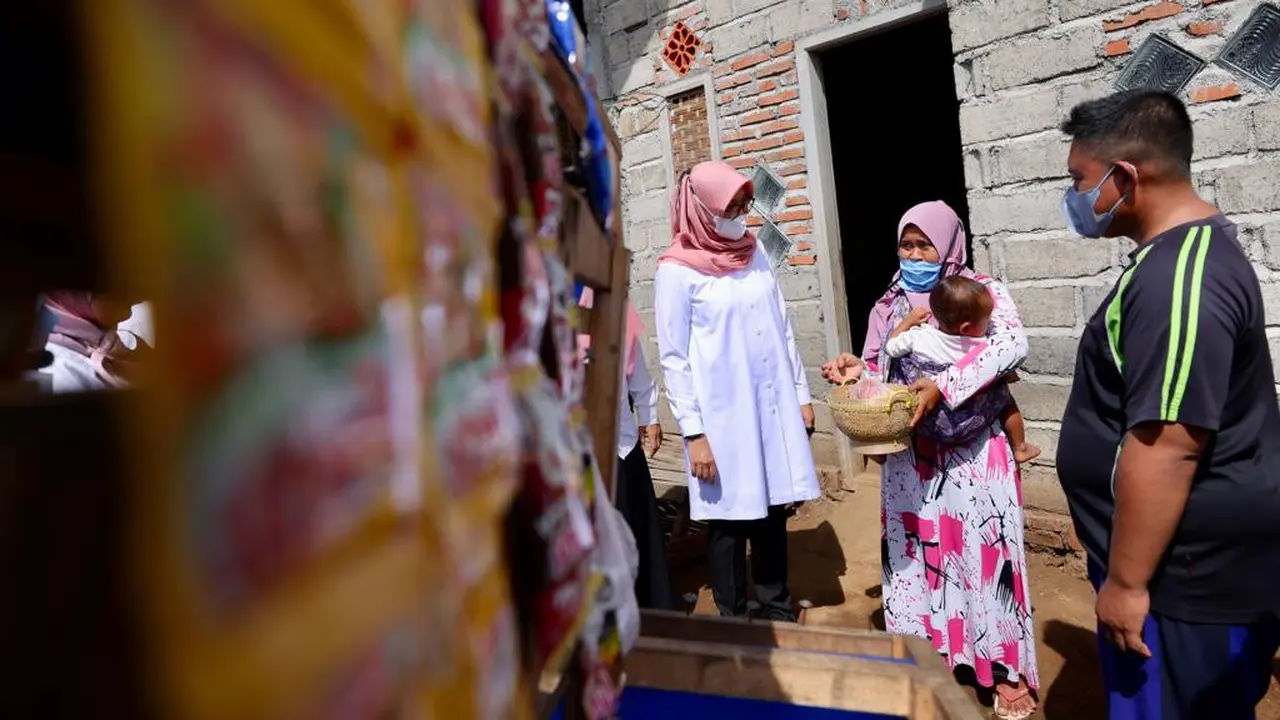 Bupati Banyuwangi Ipuk Fiestiandani memantau langsung penyaluran makanan balita stunting di Banyuwangi (Istimewa)