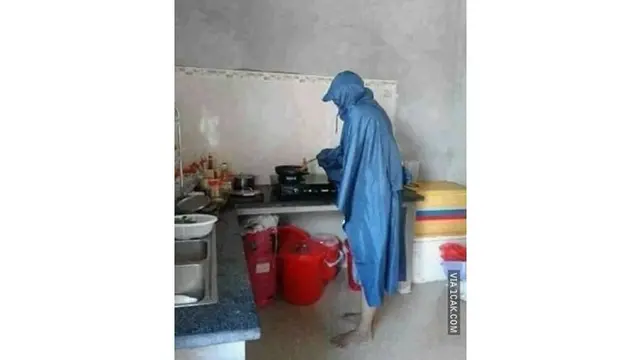 6 Kelakuan Nyeleneh Bapak-Bapak saat Masak Ini Bikin Ngakak