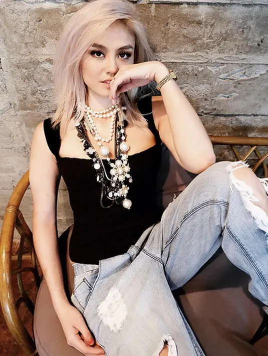 "Keren @agnezmo, simbol Indonesia nya tetap," tulis benshtrareal. " Woowwwww very very amazing !," tulis isthat_ican19. "beautiful gurll," tulis anggistephanie_. "Ka agnes super cetaarr cantiik jelita." tulis reydaqilah. (Instagram/agnezmo)