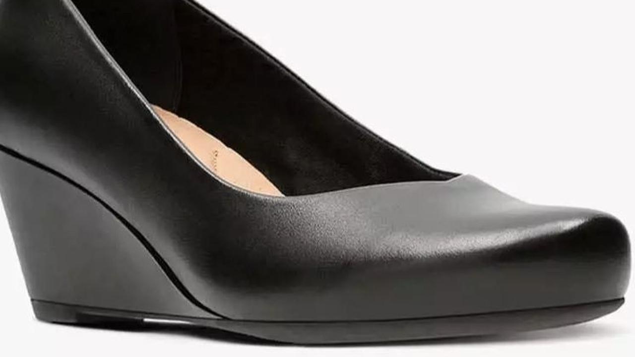<b>Sandal Wedges dari Brand Clarks</b>