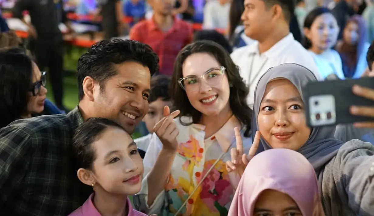 Arumi Bachsin dan Emil Dardak ajak putrinya selfie dengan warga Surabaya yang ikut malam tahun baruan. Senyuman Lakeshia persis dengan sang ibu [@arumibachsin_94]