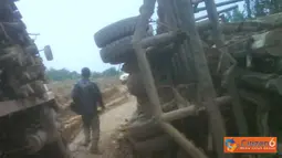 Truck Pengangkut Kayu Terbalik