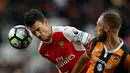 Pemain Arsenal, Laurent Koscielny, berebut bola dengan pemain Hull City, David Meyler, pada laga lanjutan Premier League, di KCOM Stadium, Sabtu (17/9/20106). (Action Images via Reuters/Lee Smith)