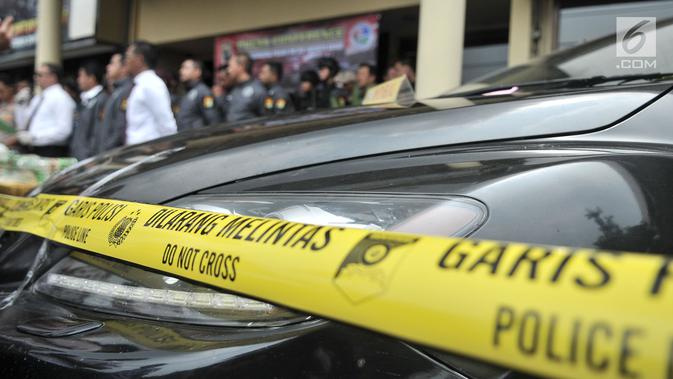 Barang bukti sebuah mobil terlihat saat rilis kasus narkoba di Mapolres Jakarta Barat, Senin (26/11).  Dalam penangkapan ini polisi menyita 2 buah karung berisikan 44 kilogram sabu dan 20 ribu butir ekstasi. Merdeka.com/Iqbal S. Nugroho)