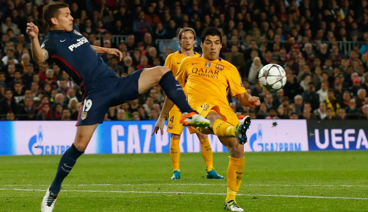 Penyerang Barcelona, Luis Suarez (kanan) berusaha melewati bek Atletico Madrid, Lucas Hernandez pada leg pertama perempat final Liga Champions di Camp Nou, Spanyol (6/4). Barcelona menang atas Atletico Madrid dengan skor 2-1. (Reuters/Albert Gea)