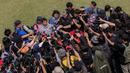 Pelatih kepala Timnas Indonesia, Indra Sjafri memberikan keterangan kepada wartawan setelah latihan untuk Asian Games 2022 Hangzhou di Lapangan A, Kompleks Stadion Utama Gelora Bung Karno (SUGBK), Senayan, Jakarta, Jumat (15/09/2023). (Bola.com/Bagaskara Lazuardi)