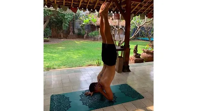 Sebagai instruktur yoga, Anjasmara memiliki ruangan untuk berolahraga.