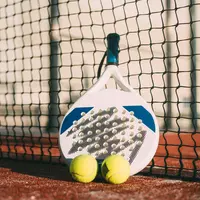 Raket dan bola untuk bermain padel/Copyright Freepik