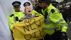 Petugas polisi memindahkan seorang aktivis iklim yang memprotes proyek ladang minyak Rosebank di Laut Utara lepas pantai Skotlandia, di luar InterContinental London Park Lane, London, 18 Oktober 2023. 18 Oktober 2023. (Daniel LEAL/AFP)