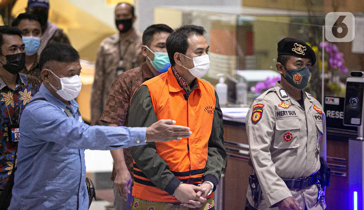 Wakil Ketua DPR Aziz Syamsuddin digiring petugas jelang penetapan tersangka dan penahanan di Gedung KPK Jakarta, Sabtu (25/9/2021). Politisi Partai Golkar ini ditetapkan sebagai tersangka dan langsung ditahan KPK terkait kasus penanganan perkara di Pemkab Lampung Tengah. (Liputan6.com/Faizal Fanani)
