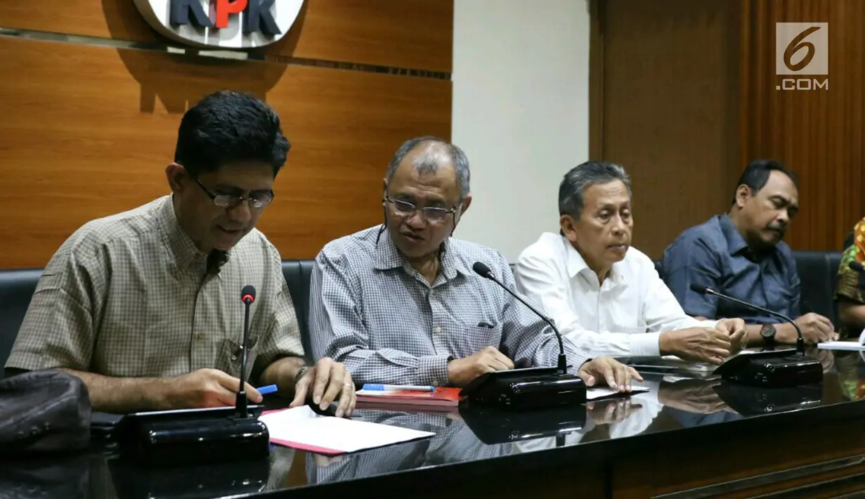 Wakil Ketua KPK Laode M. Syarif (kiri) memberikan keterangan pers di Gedung KPK, Jakarta, Sabtu (27/5). KPK mengamankan 7 orang dan menetapkan empat orang tersangka (dua orang pejabat Kemendes dan dua orang pejabat BPK). (Liputan6.com/Angga Yuniar)
