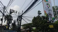 Sejumlah kabel utilitas yang terpasang di Jalan Warung Jati, Jakarta Selatan terlihat semrawut tak beraturan. (Liputan6.com/Adi)